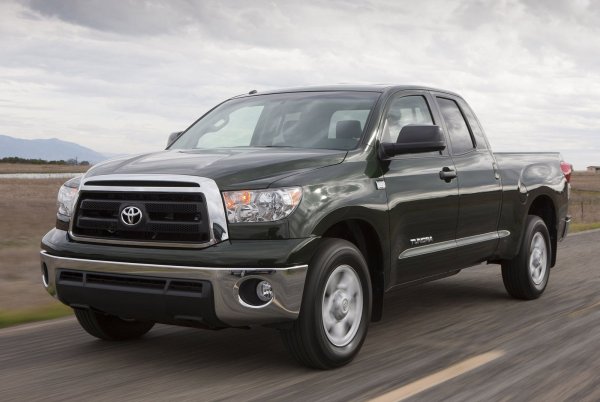 Този "работен кон" има репутацията на най-лошия модел Tundra, като още в първата година след появата му на пазара Toyota организира 5 сервизни акции заради различни дефекти. Те варираха от проблеми с охлаждането на мотора и повредена инжекционна помпа до отказ на педала на газта.