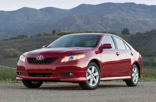 Семейният седан също се "прочу", след като четвъртото му поколение (XV40) беше застигнато от куп различни проблеми, които засегнаха почти всеки компоненти от автомобила. Най-сериозният от тях беше със скоростната кутия, заради която неочаквано оборотите на мотора се увеличават значително.