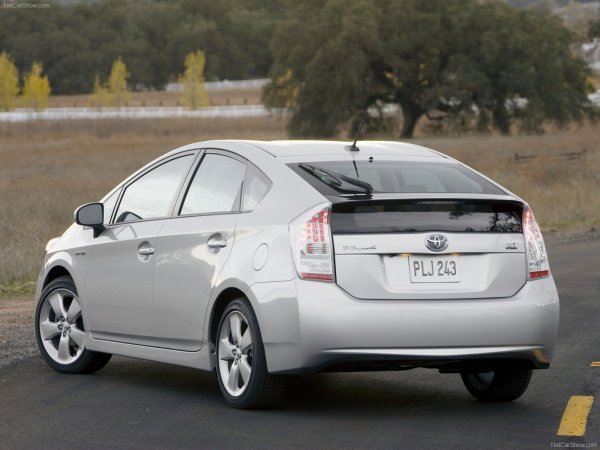 Prius от 2011 година страда най-вече от проблеми с двигателя, който харчи повече малко (според експертите от Car Complaints), като отстраняването на този дефект е доста скъпо. Лошото е, че той се появява още при малък пробег на колата.
