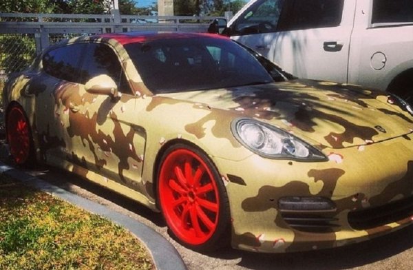 След модификацията си красивата Panamera получи маскировъчен цвят на каросерията и оранжеви джанти. С тях определено автомобилът изглежда ужасно, но това явно не притеснява играча, които обича да се хвали с избора си.