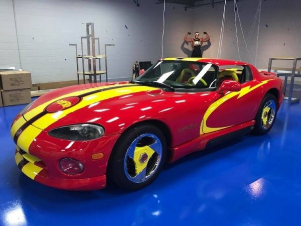 Хълк Хоган е една от иконите на американския кеч, като освен това е актьор и бизнесмен, чието състояние се изчислява на 25 млн. долара. И тъй като фирмените цветове на Хоган на ринга са червени и жълти, той реши да нарисува своя Dodge Viper от 1991 година в яркочервено с дебели жълти ивици и голям стикер на капака, на който пише Hulkster.