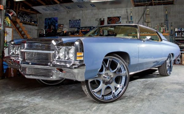 Една от последните &bdquo;жертви&ldquo; на Рандолф беше неговият Chevy Impala. Бившият баскетболист смени джантите с боядисани по поръчка 26-цолови, като добави кафяв кожен интериор с 26-инчов LCD екран на централната конзола.