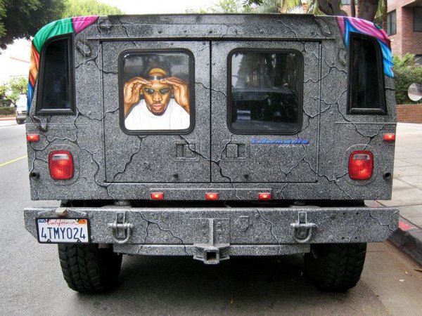 Сивият Hummer H1 на Родман също стана жертва на натурата му, след който той реши да го персонализира. Така колата на външен вид наподобява на &bdquo;напукан бетон&ldquo; с много голи жени около него и голям портрет на Денис на задния прозорец. 