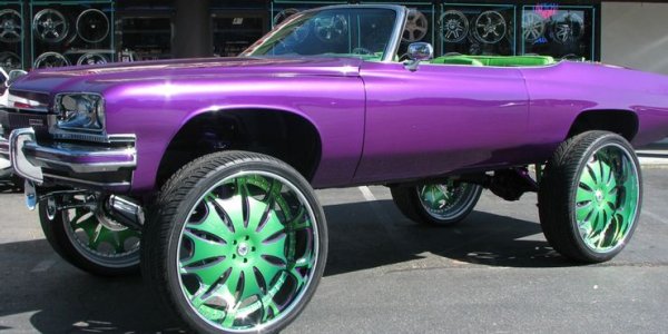 Същия този Centurion получи напълно ново окачване и 32-цолови джанти, които да съответстват на лилавия му цвят и на зеления интериор. Резултът определено прилича на истинска катастрофа.