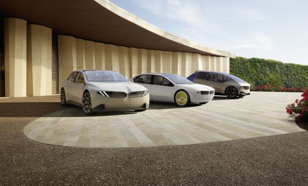 Както подозирахме, концептът Neue Klasse запазва основните черти от визията Dee (в средата), която баварците показаха през януари в Лас Вегас. В очертанията лесно откриваме препратки към класическия стил на BMW - седан с триобемна концепция, чифт двойни светлини, обратен ъгъл на предницата и задницата. Но това в никакъв случай не е ретро дизайн. 
