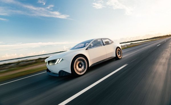 Някои елементи в дизайна са директно вдъхновени от BMW 1500 и останалите представители на първата Neue Klasse - като наклонената напред предница тип "нос на акула", издадените арки на калниците и емблематичната "извивка на Хофмайстер" зад задните стъкла. Но тези елементи създават изцяло нова естетика. 
