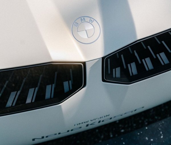 Невиждана до момента в автомобилната индустрия е и затворената предна решетка - на практика един огромен екран, който използва технологията E-Ink - същата като в Kindle и останалите електронни четци, но усъвършенствана от BMW така, че да се използва и върху триизмерни обекти. Минимална енергия е необходима само когато екранът променя образа. През останалото време той не консумира нищо. E-ink елементи има и в долната част на страничните прозорци. Когато доближите автомобила и той ви разпознае, анимацията ви приветства и насочва към зоната на сензора, който отговаря за автоматичното отваряне на вратата. Същата технология присъства и в задните светлини. 
