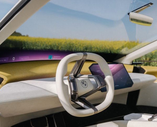 Изцяло нова е и матричната система за осветяване на централния дисплей. Тя гарантира, че дори и при най-яркото слънце графиките върху нещо ще се виждат ясно и четливо. 
Между другото Panoramic Vision решава и проблема за видимостта ниско пред автомобила: камерите отпред прожектират образа върху стъклото и шофьорът на практика вижда през двигателния отсек. 
