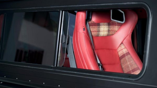 Flying Huntsman - доработен Land Rover Defender от Kahn Design 