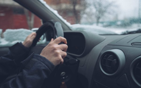 Някои шофьори се качват в автомобила си рано в студена сутрин, запалват го и веднага потеглят, като го &bdquo;вкарват в обороти", без да му дават време да загрее. Това е сериозна грешка. След като студен двигател е стартиран, трябва да се даде време на двигателното масло да се разнесе и да постигне подходящ вискозитет и работна температура.

Това, което се случва при увеличаване на оборотите на двигателя, преди маслото да се разпространи, е лошо смазване. А това води до износването на самия мотор. То е още по-голямо, ако той се използва на място със студен климат, тъй като в такива условия компонентите на двигателя се разширяват и свиват в зависимост от това колко студен или горещ е той. И при сериозни натоварвания това води до увреждане, затова трябва да се изчака достигането на оптимална работна температура.

Освен износването на двигателя, стартовете &bdquo;на студено&ldquo; могат да доведат до по-висок разход на гориво и съответно до по-големи разходи. Затова и двигателят трябва да загрее, преди да бъде подложен на натоварване. Когато течности като двигателно масло и вода във филтъра замръзнат, те стават твърди и могат да причинят неблагоприятни ефекти.

