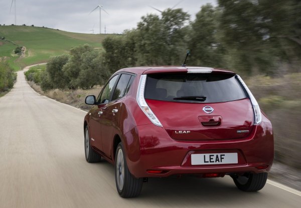 Първото поколение на Leaf бе тествано от независимата организация Euro NCAP през 2012 годинапи получи 5 звезди. Защитата на шофьора и пътника е 89%, на детето &ndash; 83%, на пешеходците &ndash; 65%, а на системи за безопасност 84%. 