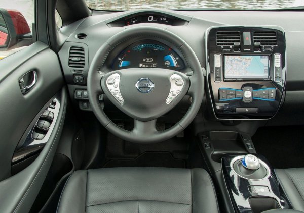 При първите бройки е използван вътрешен нагревател с вода, нагряван от двигателя, така че няма да стане по-топло, докато не шофирате. Във версията AZEO той е заменен с електрически нагреватели &ndash; те загряват перфектно, но пък по-бързо разреждат батерията. Това, за което трябва да се внимава, е да не попаднете на ударен или &bdquo;удавен&ldquo; от наводнение Leaf, тъй като там щетите по електронните системи и батерията със сигурност ще са големи. Най-добрият избор е версията с 30 кВт/ч.