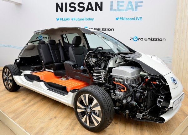 По принцип първият Leaf може да се похвали със здраво окачване, но все пак са възможни и проблеми (както и при всеки автомобил), особено при използване по лоши пътища. Случва се втулките на стабилизатора и шарнирите да излязат от строя по-рано от очакваното. Това може да се компенсиран от дългия експлоатационен живот на спирачните накладки и дисковете. Те изкарват над 100 000 км, тъй като част от натоварването се поема от системата за рекуперация на спирачната енергия. 