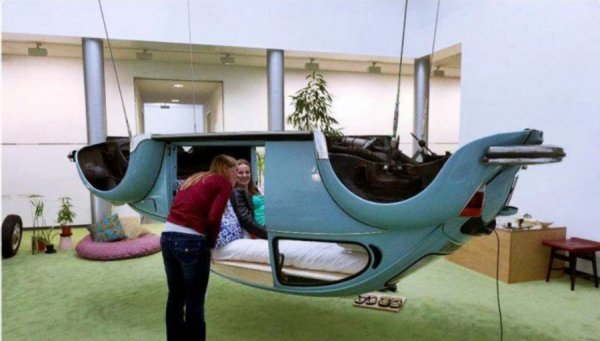 Това също е необичаен концепт, който няма нищо общо с тези от мебелните магазини, защото е от истински автомобил. Ентусиасти решиха да превърнат Volkswagen Beetle в необичайно легло. В този случай каросерията на популярния модел беше обърнато наопаки и прикрепена към тавана.