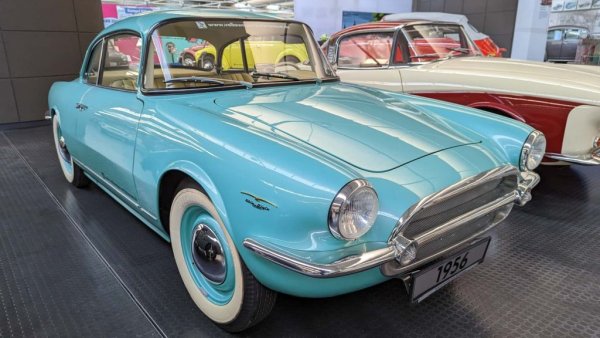 Отново Ghia, отново италиански шик! Джовани Микелоти беше главен дизайнер в Ghia-Aigle Suisse S.A., независимо разклонение на Carrozzeria Ghia, в средата на 50-те години. Той създаде тази прекрасна малка спортна кола, но бяха направени само два екземпляра. Е, от днешна гледна точка "спортна" е относително понятие. Техническата основа е шаси на Beetle, като 30-те коня на боксерния двигател са увеличени до 50 благодарение на MAG компресор. Спирачната система идва от Porsche 356.
