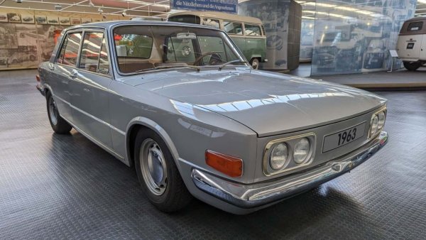 В известен смисъл това е дядото на VW Phaeton. Още в началото на 60-те години VW мечтае за луксозния клас. Под името проект EA 128 компанията създава този 4,70 метра дълъг и 1,2 тона тежък седан, разработен от Porsche. Отзад има шестцилиндров боксер с работен обем 2,0 литра и мощност 90 к.с. Достатъчно за максимална скорост от 160 км/ч. Боксерът е производен на двигателя от 911. EA 128 е и реакция на Chevrolet Corvair - просто заради външния му вид.
