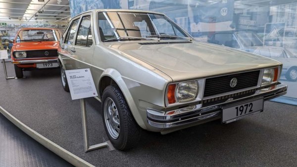 Началото за VW Passat води към първото Audi 80. С него компанията направи спешно необходимото преминаване към задвижване на предните колела и водно охлаждане през 1973 г. Но бяха опитвани и други подходи, както показва прототипът EA 272. Вътрешна разработка на VW от 1972 с напречно разположен четирицилиндров тип EA 288 с работен обем 1,3 литра и 55 к.с.
