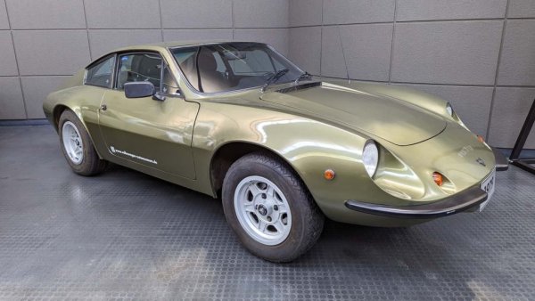 В Германия брандът Puma се асоциира на първо място с маратонки. Познавачите на VW обаче се сещат за друго. В Бразилия Puma първоначално е независим производител, който прави спортни автомобили с двутактова технология от DKW. После преминават към монтаж на VW Karmann-Ghia, след което завършват през 1974 като VW Brasilia.
Тази Puma GT идва от най-успешната 1979 година (над 3500 произведени автомобила). Елегантният корпус е изработен от пластмаса, задвижването с 50 к.с. идва от Beetle. След края на модела Ford откупува името Puma за своя малък спортен автомобил през 1995.
