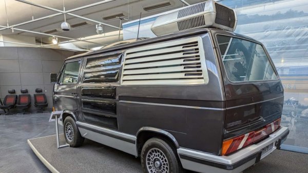 VW T3 може да бъде толкова страхотен! Това превозно средство е шоу автомобил с климатик, телевизор и шест кожени кресла (четири едно срещу друго в задната част). На практика това е предшественик на луксозния VW T3 Caravelle от 1981.
За първи път е показан на автосалона във Франкфурт през 1979. През тази година започва и серийното производство на T3. Отзад е разположен четирицилиндров боксер с работен обем 1,9 литра, въздушно охлаждане и мощност 90 к.с.