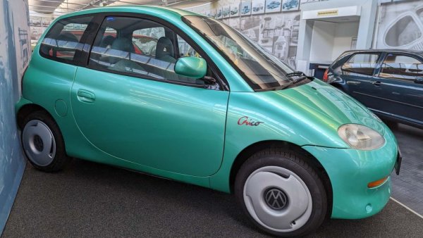 Още през 1975 във VW са мислили за малка кола, разположена под Polo. Проучването по това време се нарича Chicco, с две "с". В музея той стои до наследника си с почти идентично име от 1992. По-новият Chico е малък градски автомобил с врати с четири панти и хибридно задвижване - двуцилиндров редови двигател с 636 куб. см работен обем и 34 к.с. плюс асинхронен електромотор. Напълно достатъчно за максимална скорост от 131 км/ч. Построени са три прототипа. По това време VW все още участва в по-късния проект Smart. Едва през 1998 подобен малък автомобил се появи на пазара с името Lupo, но с по-конвенционално задвижване.