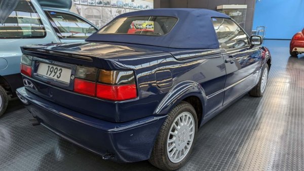 От 1988 до 1995 Karmann произвежда VW Corrado в Оснабрюк. Но само като купе. В началото на 90-те години бяха пуснати и два роудстъра, но те се появиха твърде късно. Горната част на двуместния автомобил можеше да се управлява само ръчно, но можеше да се спусне напълно. Независимо от това багажното отделение остана напълно използваемо. За разлика от купето, където заден спойлер се отваря автоматично от 120 км/ч, тук имаше фиксиран дефлектор за вятър.