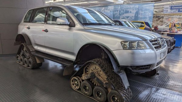 На границата на лудостта! Тази машина е създадена още преди пускането на пазара на първия VW Touareg през 2002. Година по-рано един 12-цилиндров Touareg е оборудван с вериги за тестови цели. Веригите, които са относително лесни за закрепване, са направени от гума и тежат 100 килограма от всяка страна на превозното средство. 
