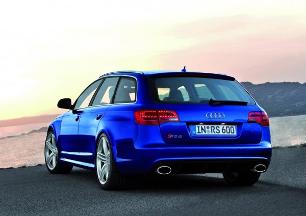 По някаква причина концернът VW вярваше във V10 двигателите повече от всички останали. Второто поколение на Audi RS6 въведе на пазара 5-литров "десетак", подпомогнат от два турбокомпресора до общо 579 конски сили мощност. 
