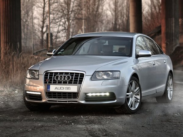 Популярна градска легенда е, че това поколение на седана ползва двигателя от Lamborghini Gallardo. Но това не е вярно. Между двата агрегата има само повърхностни прилики. 
