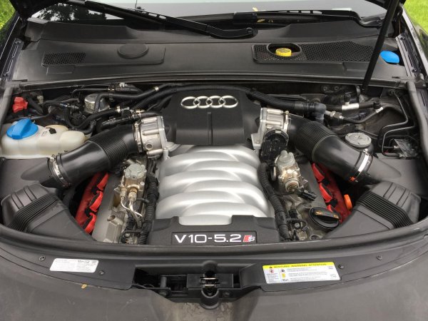 В S6 този 5.2-литров V10 развиваше 444 конски сили, но после заради счетоводни и други съображения отстъпи мястото си на 4-литров V8 с туин турбо. 
