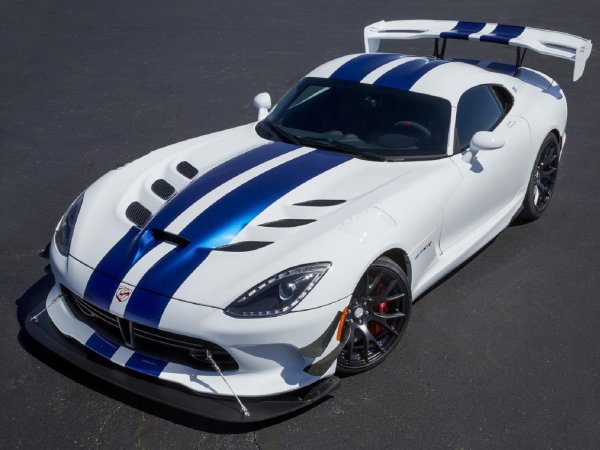 Американците по традиция имат малко по-различен подход от европейците, що се отнася до големите двигатели. Агрегатът в Dodge Viper имаше доста по-голям обем от всичките си конкуренти на отсамната страна на океана, но даваше значително по-ниска мощност - "едва" 400 конски сили. 
