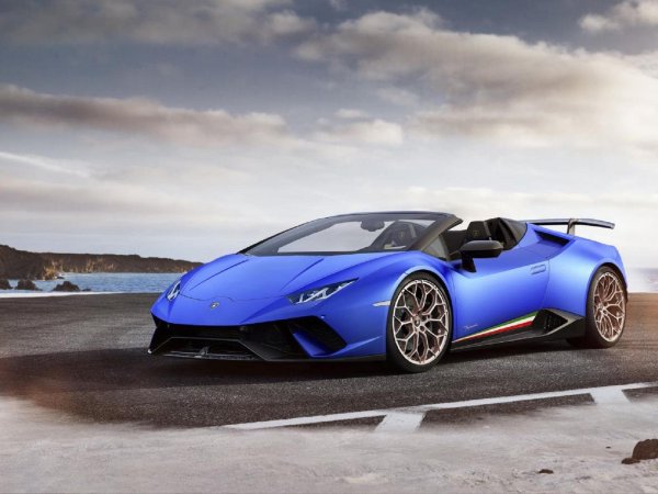 Тук вече двигателят действително е същият, какъвто и в Lamborghini. Първото поколение на R8 ползваше 5.2-литровия FSI мотор, познат от Gallardo LP560-4, макар и с малко намалена мощност - 525 вместо 552 коня. 
