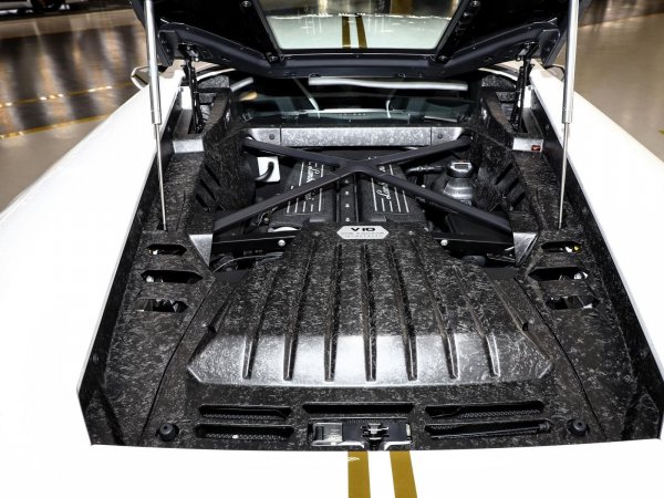 В следващото поколение моторът вече развива 602 коня, с 38 по-малко, отколкото при "братовчеда" Lamborghini Huracan LP640-4.
 