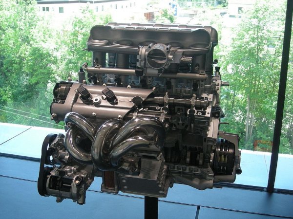 Но ако бъде обута с модерни гуми, тази впечатляваща машина е по-лесна за контролиране и позволява наистина да се насладите на 5.7-литровия й V10, доставящ 603 конски сили. 
