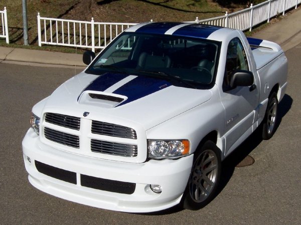 В Европа слагаха V10 на състезателните болиди. В Америка решиха да го сложат на... огромен пикап. В резултат се получи RAM SRT-10 - грамада за селски стопани, задвижвана от 8.3-литров V10 с 500 коня, взет назаем от Viper
