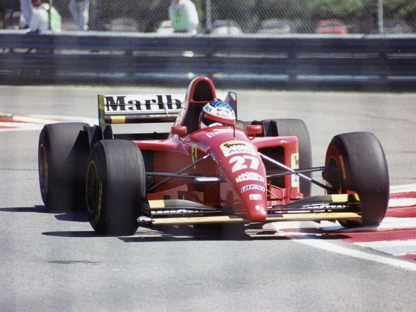 Най-паметните 10-цилиндрови мотори обаче никога не стигнаха до шоурумите - те бяха предназначени за пистите. Във Формула 1, света на неограничените бюджети, те процъфтяваха с десетилетия. Тъкмо те запълниха празнината след края на турбо-ерата през 1988, и осигуриха по 800 и повече конски сили мощност за болидите. Най-добрите образци спокойно се развъртаха до 16 000 оборота в минута и звучаха потресаващо. 
