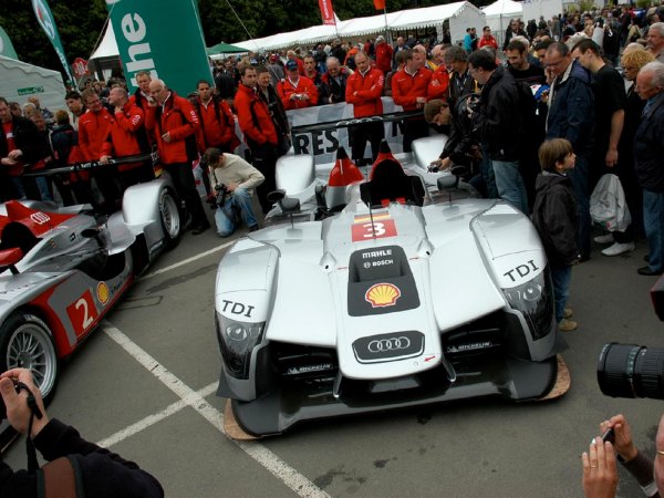 Десетцилиндров мотор дълго доминираше и в 24-те часа на Льо Ман. Audi R10 TDI, който стана първият дизелов победител в легендарното състезание, имаше 12 цилиндъра, но наследникът му R15 разчиташе на V10 с до 590 коня мощност. 
