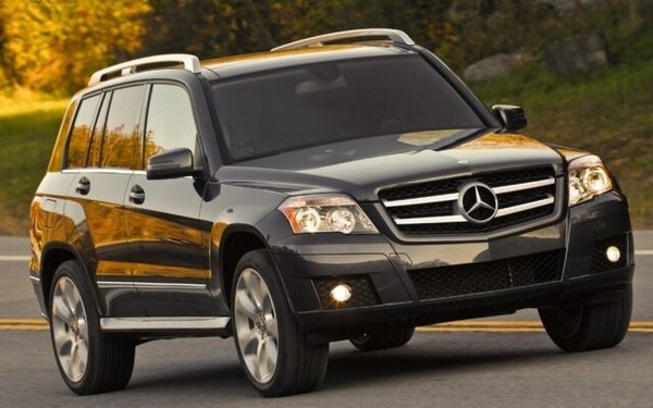 Среден процент проблеми: 24,4%
Среден пробег: 169,000 км
GLK (моделен код X204) дебютира през 2008 като по-компактна и евтина алтернатива на ML, и остана на пазара до 2015, след което второто поколение бе прекръстено на GLC. Като цяло това е солиден и комфортен автомобил, с добро обезшумяване. Проблемите могат да дойдат от 7-степенния автоматик (ръчните скорости са по-надеждни, но са рядкост), от водната помпа на 220 CDI и от дефектни обтегачи на ангренажната верига, за които имаше и специална сервизна акция.
