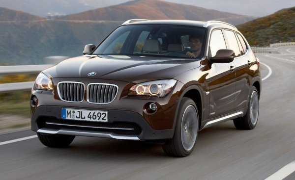 Среден процент проблеми: 22,1%
Среден пробег: 151,000 км
BMW по традиция отсъства от Топ 20 на най-надеждните модели на TUV. Но първото X1 успя да промени това. Произвеждано между 2009-2015, поколението Е84 има съвсем малко слабости. При двулитровите дизели трябва да се следи състоянието на ангренажната верига, която е податлива на разтягане и е добре да се подмени след 100,000 км - операция, която ще ви струва минимум 2500 лева в България. Предлаганият като опция панорамен покрив може да се напука в студено време. Имаше сервизни акции за спирачната система и сервото на волана. 
