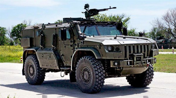 Тази машина ще бъде показана на парада за пръв път днес. Тайфун е бронетранспортьор, създаден за повишаване на мобилността и защитата на зенитно-ракетните комплекси. Построена е върху шаси от КАМАЗ-4386, двигателят също е КАМАЗ с мощност 650 конски сили. 
