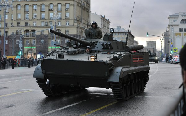 Тази пехотна машина също е родена още в епохата на СССР, но и до днес се радва на голям интерес на световните пазари. В оръдейната кула са две скорострелни оръдия - едно 30-милиметрово, и едно 100-милиметрово, което се използва и за изстрелване на фугасни снаряди и ракети. 
