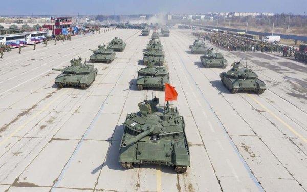 Тук също има обновяване на дизеловия двигател, чиято мощност вече е 1130 коня. Добавена е картечница с дистанционно управление. И Т90, както и Т80, разполага с новата система за динамична защита Реликт - заряди с ниска мощност, които променят направлението на снаряда при попадение. 
