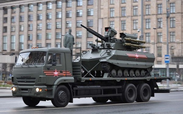 Наречени официално "роботехнически комплекс Уран-9", те са на въоръжение от 2019 година. Безпилотните танкове имат 30-милиметрово оръдие, 7.62-мм картечница ПКТМ, 4 противотанкови ракетни комплекса Атака и 12 реактивни огнемета Шмель-М. 
След безпилотните танкове по площада ще минат още 190 единици военна техника - бронетранспортьори, самоходни оръдия, зенитно-ракетни комплекси, десантни машини, огнеметни установки и т. н. 
