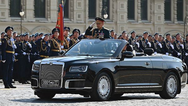 И накрая, разбира се, новият автомобил на командващия парада. На мястото на ветерана ЗИЛ-41041 сега застъпва новият параден кабриолет Aurus. Той е доработка на серийния Aurus Senat, но с по-широки врати. 
