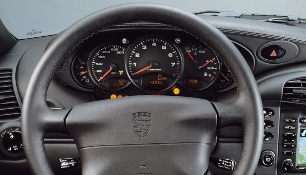 Porsche свърши солидна работа при 911 (поколение 996), като събра пред шофьора цели 5 циферблата. Дизайнерите акцентираха основно върху брояча на оборотите, които е в средата, и намалиха широчината на цялото табло. Въведено е и цифровото отчитане на скоростта, което е също толкова добро, тъй като скалата и маркировките на аналоговия спидометър го правят много полезно.
