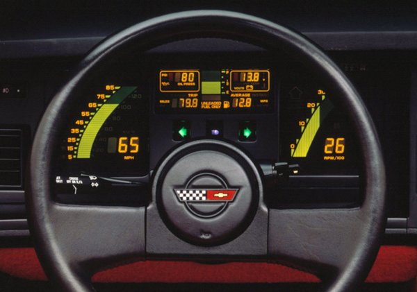 Цифровите табла бяха задължителен аксесоар за най-мощните автомобили от началото на 80-те години, като може да се видят на модели от Audi Quattro до Nissan 300ZX или дори на Honda S2000 в началото на 2000-те. Изборът в случая обаче пада на таблото на C4 Corvette, защото то е едно от малкото, които все още изглеждат сравнително свежо днес.