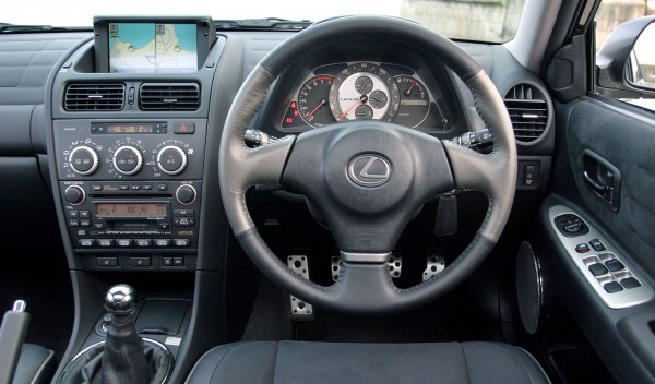 Вече видяхте таблото за управление на суперколата LFA, но оригиналният пакет на Lexus IS определено също заслужава внимание. И причината не е, че е направен гениално, но стилът, който имитираше предната част на луксозен часовник с хронограф, беше брилянтно творческо мислене.