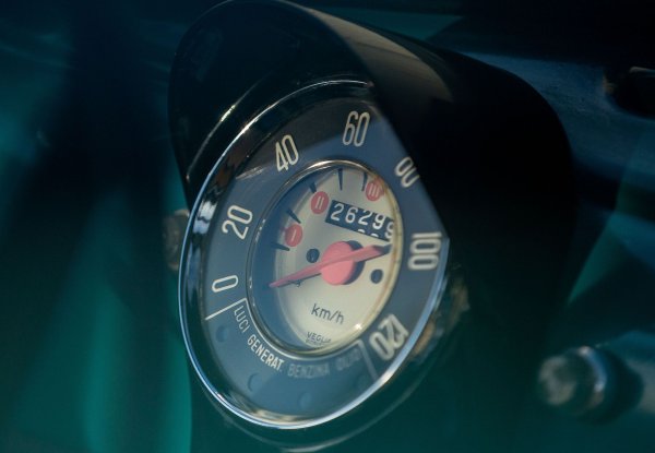 Ако някои предпочитат максимално опростен приборен панел, то този вариант е точно за тях. Единичният циферблат на ранния Fiat 500 беше толкова сладък, колкото външният стил на колата, и не притеснява водача ненужна информация (като, например, колко гориво има в резервоара).