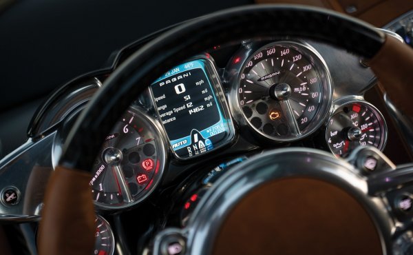 Гледането на таблото за управление на Pagani Huayra е като да гледате един от онези документални филми за медузи, които светят в тъмното. Не сигурно колко лесно се разчитат тези &bdquo;часовници&ldquo;, когато използвате тези 720 к.с. под капака, но пък изглеждат страхотно. Още по-впечатляващ е решението при Zonda R, където броячът на оборотите е в центъра на волана.