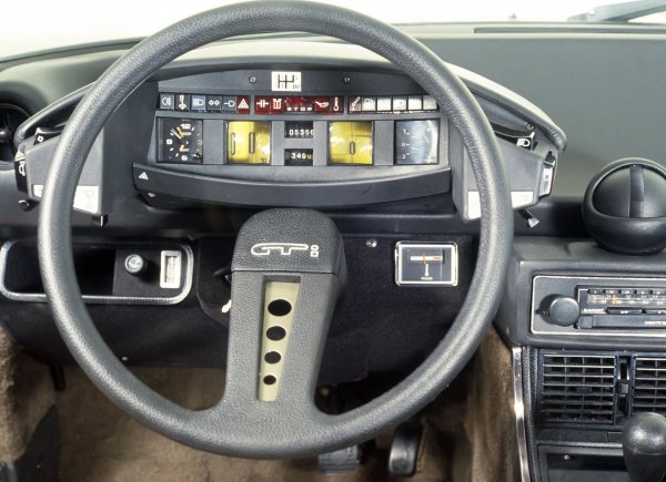 Много преди технологията да направи дигиталните арматурни табла осъществими, производителите на автомобили обмисляха други начини да се отдалечат от скучните стари кръгли показания. Ранният Citroen CX разполага с чифт въртящи се ленти, показващи скоростта на пътя и двигателя, като всеки е покрит със странен увеличен обектив. Може и да не е най-красивото решение, но е впечатляващо.