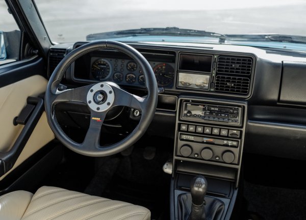 Шестте победи на Lancia Delta Integrale в световния рали-шампион, означават, че това е един от най -големите рали автомобили на всички времена, а също така има и един от най -големите комплекти аналогови прибори.